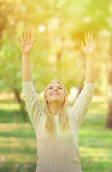 Donna godendo la natura — Foto Stock