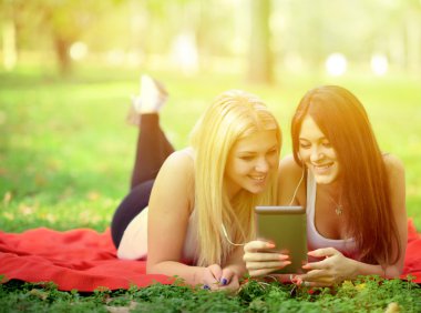 Eğlenceli online açık havada pa yılında dijital tablet genç kız