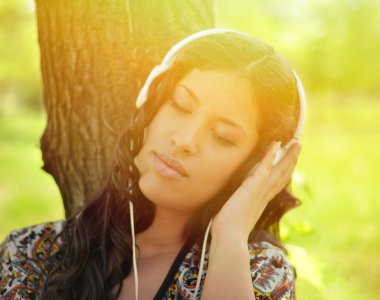 güzel bir kadın müzik açık havada için dinleme