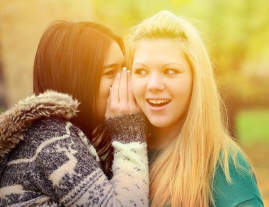 söylentiler fısıldayan iki genç kız