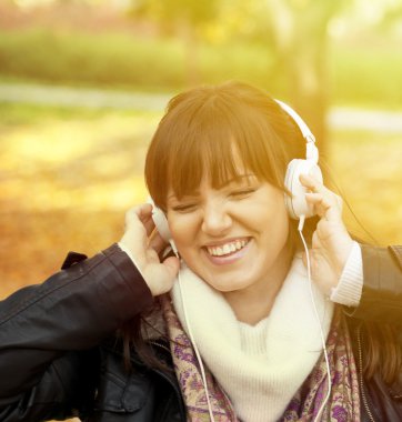 müzik ve dan dinlemek güzel bir gülümseyen kadın portresi