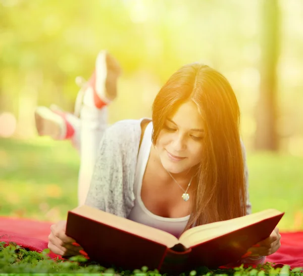 Menina leitura livro no parque — Fotografia de Stock