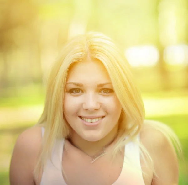 Portret van gelukkig meisje met blonde haren buitenshuis — Stockfoto