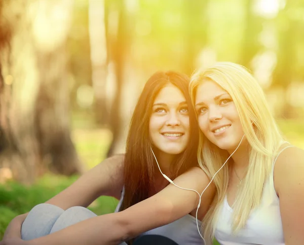 Gelukkig tienermeisjes luisteren aan muziek in openlucht — Stockfoto