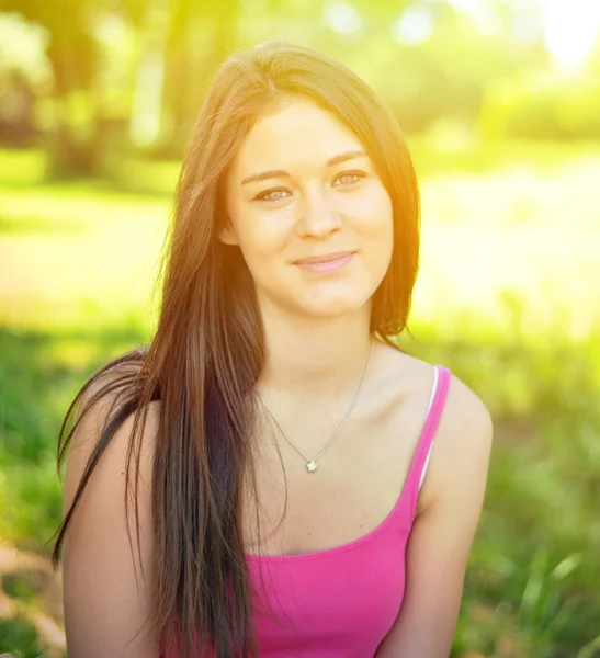 Retrato de una hermosa joven — Foto de Stock