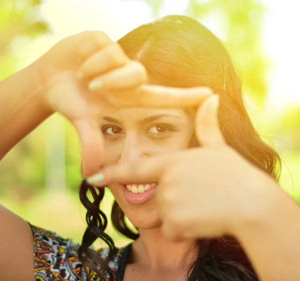 Linda chica haciendo marco con las manos al aire libre — Foto de Stock