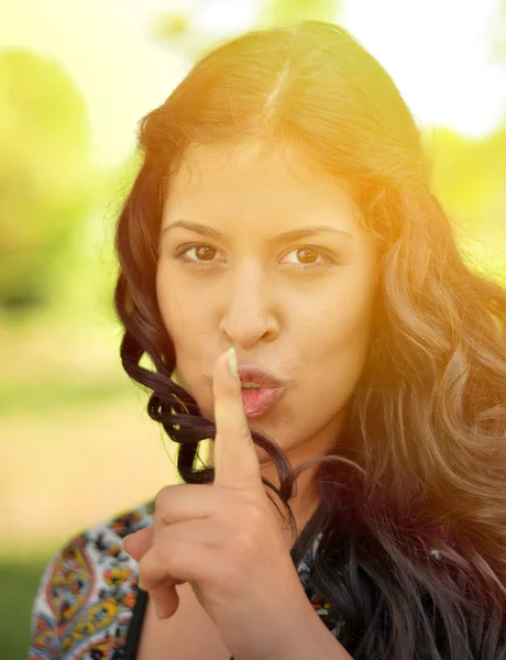 Schönes brünettes Mädchen zeigt Schweigegegeste — Stockfoto