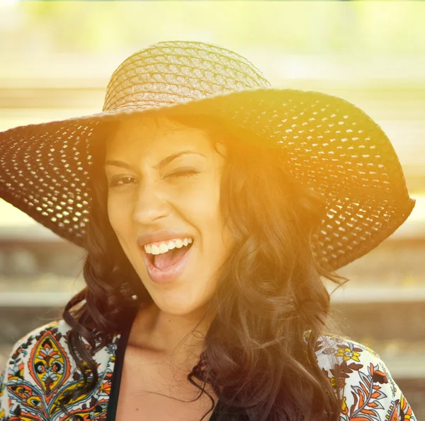 Ritratto di bella ragazza con cappello ammiccante — Foto Stock