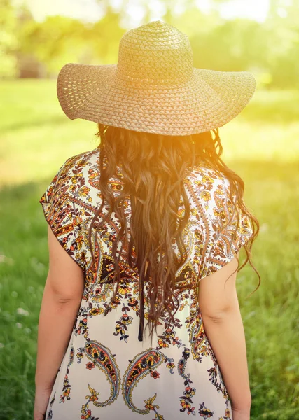 야외에 뒤에서 밀 짚 모자를 가진 여자의 이미지 — 스톡 사진