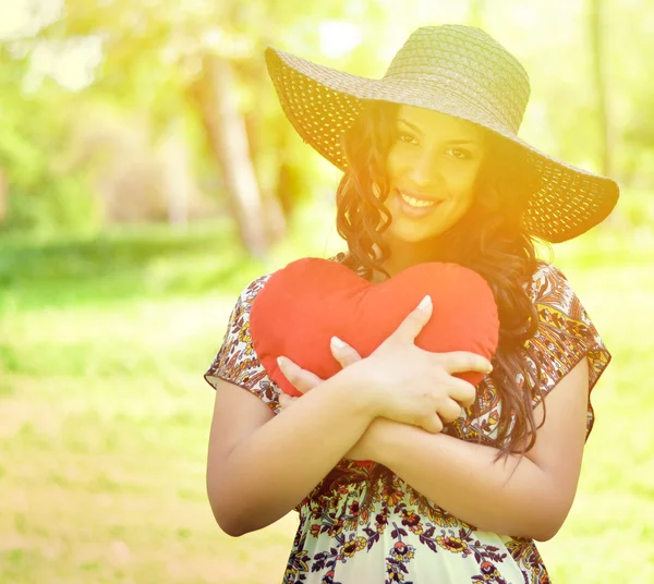 Retrato de una hermosa chica sosteniendo un gran corazón rojo — Foto de Stock