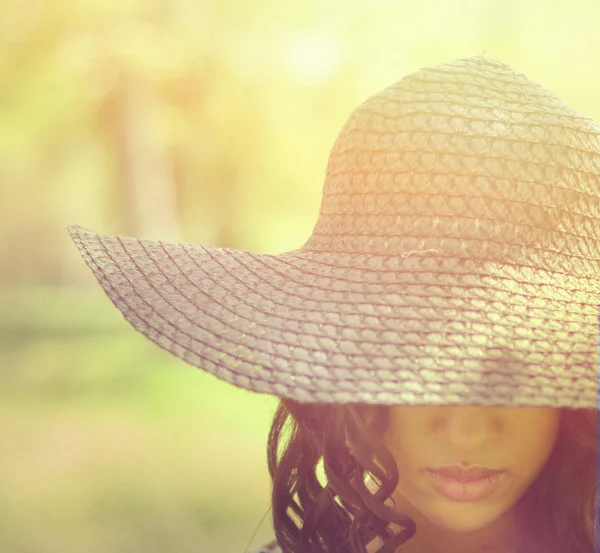 Ritratto di bella ragazza con capelli arricciati e cappello di paglia a ret — Foto Stock