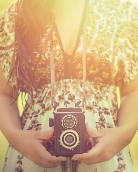 Imagen retro de las manos de mujer sosteniendo la cámara vintage al aire libre — Foto de Stock