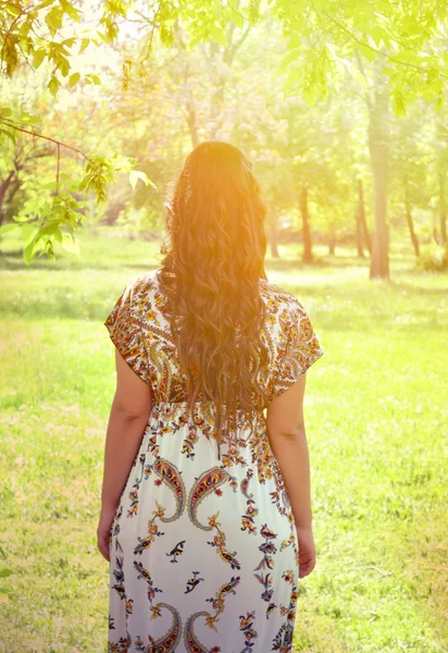 Retrato de mujer mirando hacia adelante desde atrás — Foto de Stock