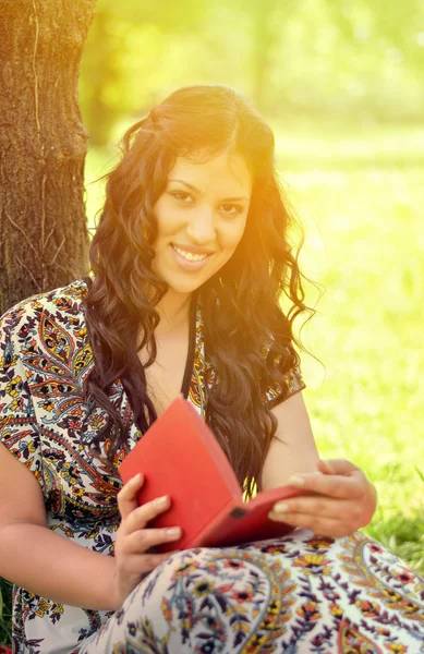 Güzel kız açık havada kitap okuma portresi — Stok fotoğraf