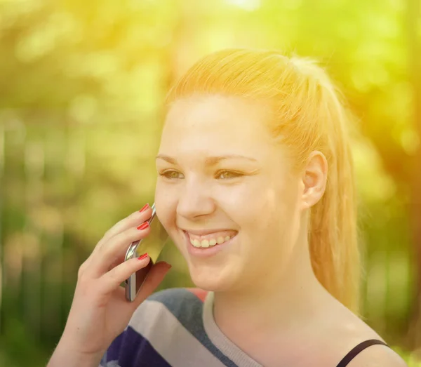 Portrait of happy teen girl talking on cell phone — Stock Photo, Image