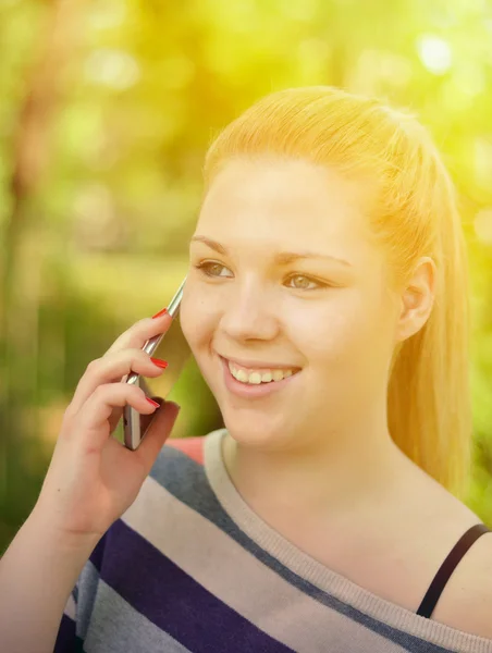 Retrato de chica feliz hablando por teléfono — Foto de Stock