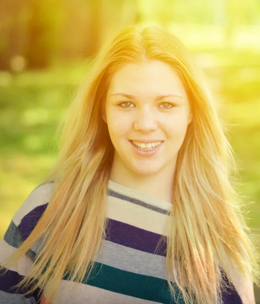 Retrato de menina sorridente ao ar livre — Fotografia de Stock