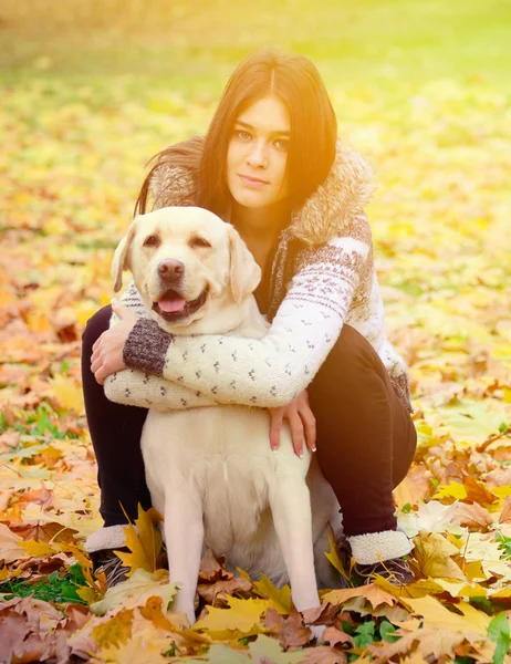 Brunette fille avec chien dans la nature — Photo