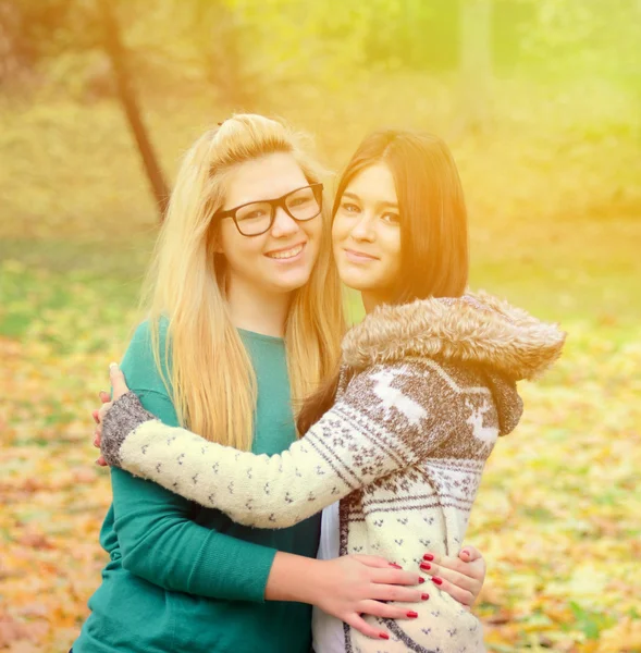 Dos amigas felices posando en la naturaleza — Foto de Stock