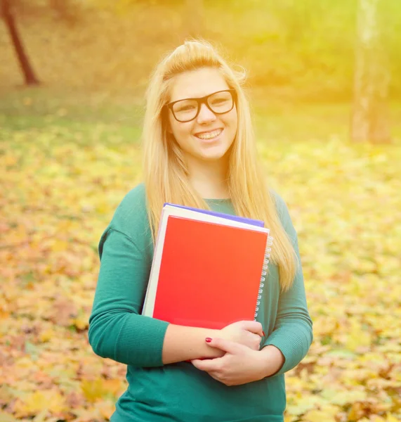 Porträtt av leende student tjej anläggning böcker — Stockfoto
