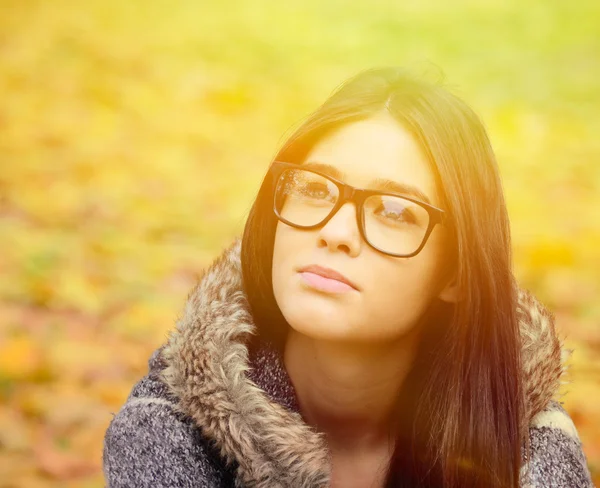 Jovem estudante menina em óculos retrato — Fotografia de Stock