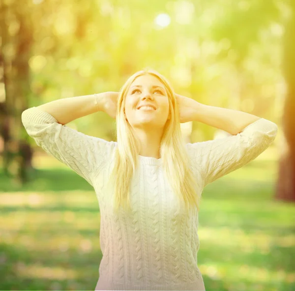 Mujer disfrutando del sol al aire libre Imagen de archivo