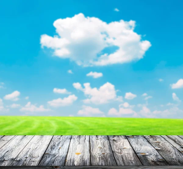 Fondo con mesa de madera vacía sobre hermoso prado — Foto de Stock