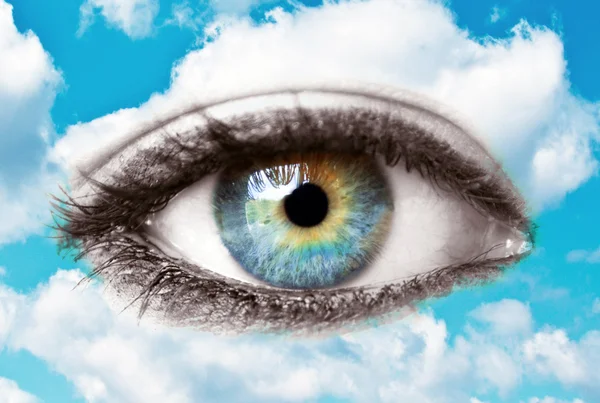 Hermoso ojo humano azul con cielo brillante - Concepto espiritual —  Fotos de Stock