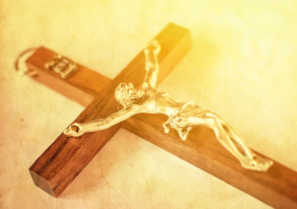 Распятый крест с винтажным фоном Иисуса Христа — стоковое фото