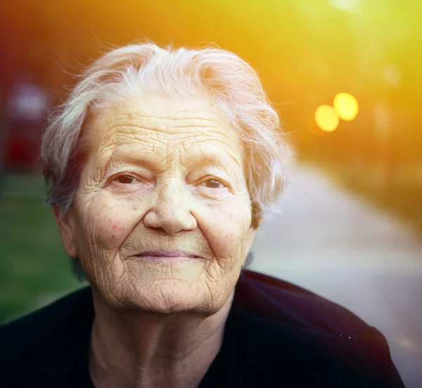 Porträtt av glad äldre dam utomhus — Stockfoto
