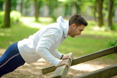 İtme egzersiz erkek atlet dışarıda