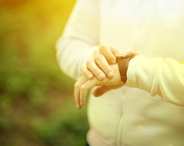 Runner spor akıllı bakarak dağ izinde