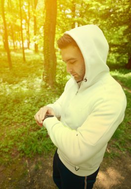 Runner spor akıllı bakarak dağ izinde