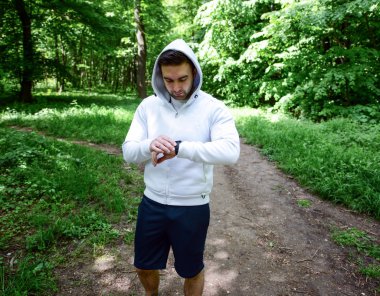 Runner spor akıllı bakarak dağ izinde