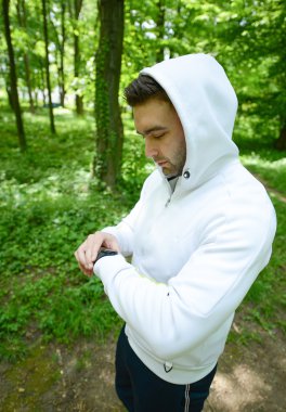 Runner spor akıllı bakarak dağ izinde