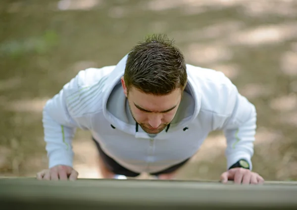 Male athlete exercising push up outside — Stock Photo, Image