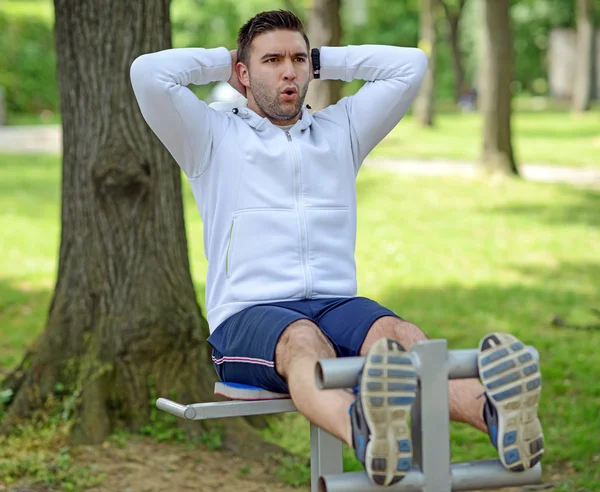 Homem fazer exercícios abdominais em um parque — Fotografia de Stock