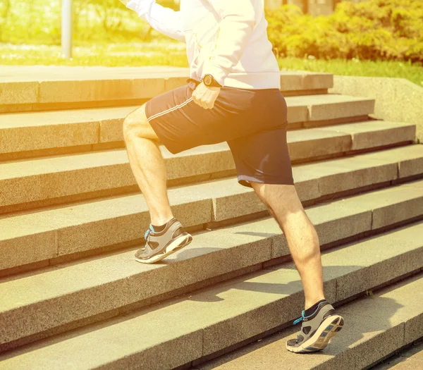Øvelse - Nær en ung mann som løper opp trappene – stockfoto