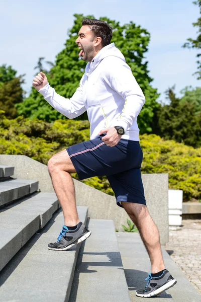 Praxis - Nahaufnahme eines jungen Mannes, der die Treppe hochläuft — Stockfoto