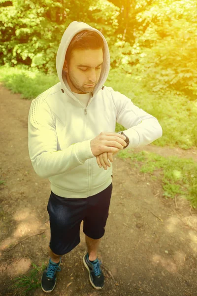 Runner sur le sentier de montagne à la recherche de sport montre intelligente — Photo