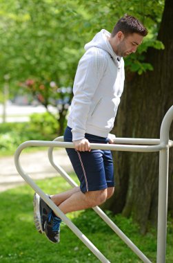 Crossfit adam pull-up açık havada çalışma