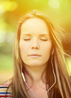 Dışarıda kız öğrenci kız parkta headph müzik dinlerken