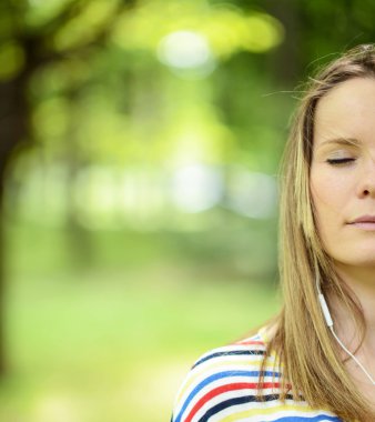 Dışarıda kız öğrenci kız parkta headph müzik dinlerken