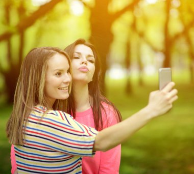 Arkadaşlar selfie güzel yaz günü parkta yapma.