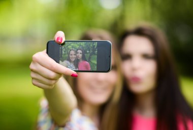 Güzel yaz günü selfie cep telefonu ile yapma arkadaşlar