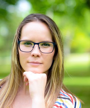 Genç kadın büyüleyici portre gülümseyen arka plan yaz gözlük 