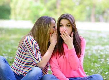 İki kız arkadaş sırları Park'ta fısıldayan
