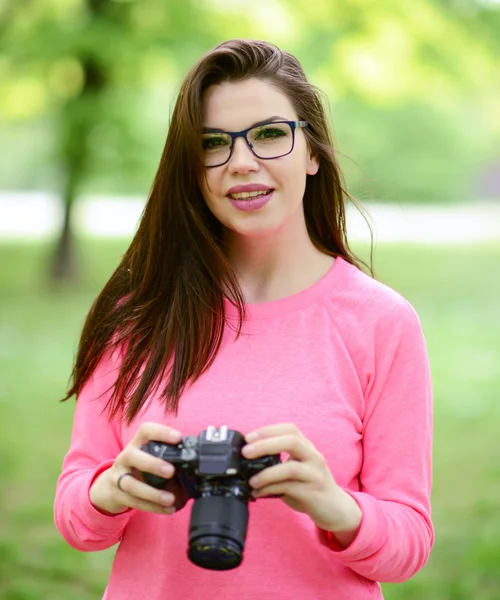 Hermosa fotógrafa al aire libre sosteniendo cámara — Foto de Stock