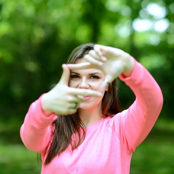 Menina bonita fazendo gesto quadro — Fotografia de Stock