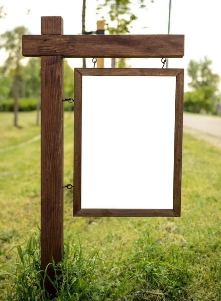 Placa de madeira em branco na natureza — Fotografia de Stock